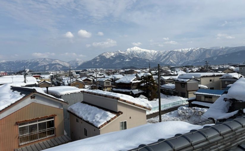 （大野市積雪画像R8.2.5快晴）屋根雪下ろしは複数人で声かけながら