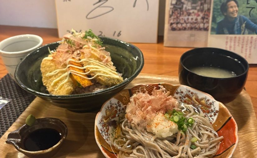 （大野市ランチ）熟成鯖の醤油カツ丼・おろしそばセット@うおまさカフェ…鶴見辰吾さんのサインが
